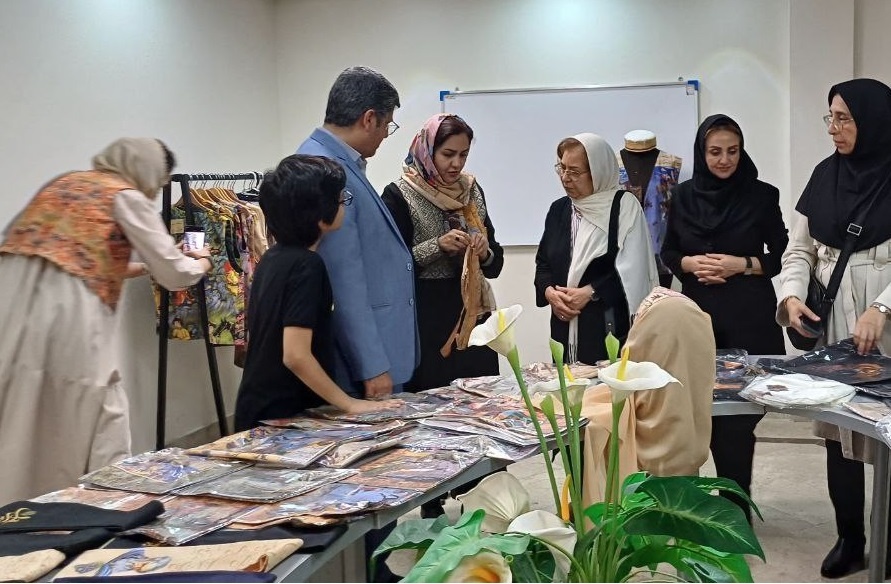 نمایشگاه فرهنگی و ادبی هفت‌خان عشق برگزار شد