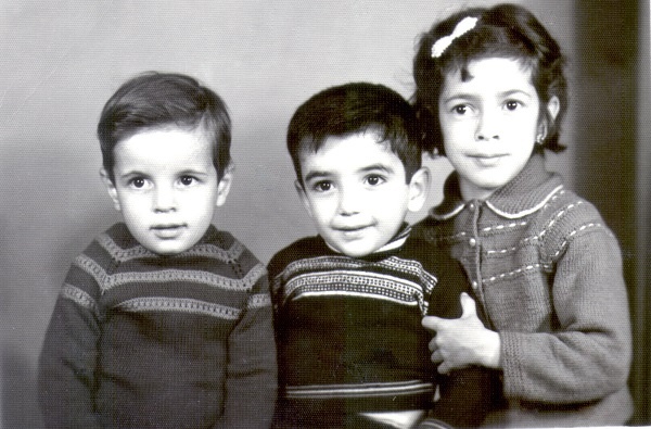 عکس‌ کودکی یک خبرنگار به همراه خواهر و برادرش