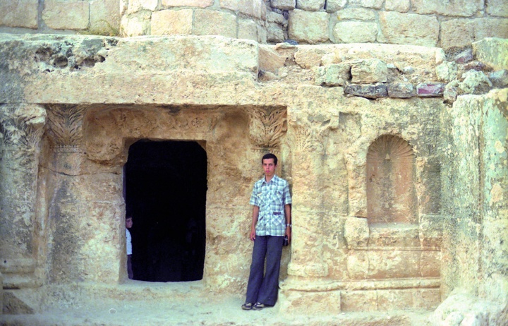 عکس‌ کودکی یک خبرنگار به همراه خواهر و برادرش