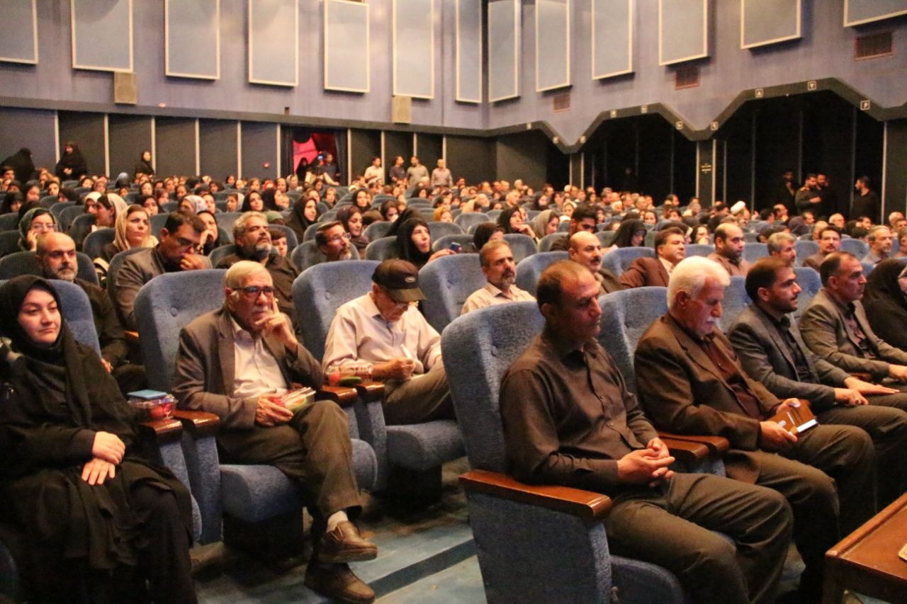 شاعران آیینی وارثان سنت محتشم و عمان هستند