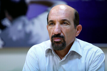 زیر سایه سنگین ایدئولوژی