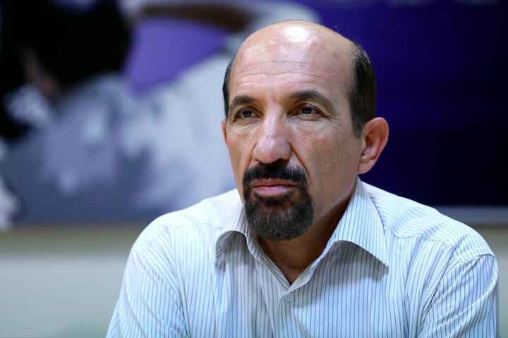 زیر سایه سنگین ایدئولوژی