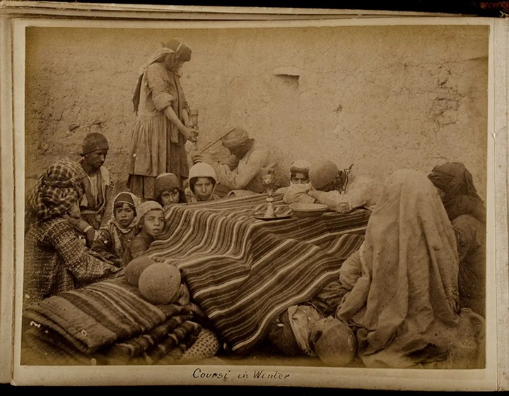 خانواده‌ای دور کرسی در ایران، حدود ۱۸۹۵-۱۹۰۰