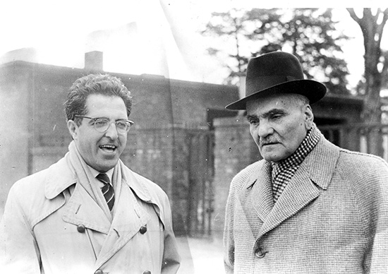 مشتری پروپاقرص کتابفروش‌های دوره‌گرد