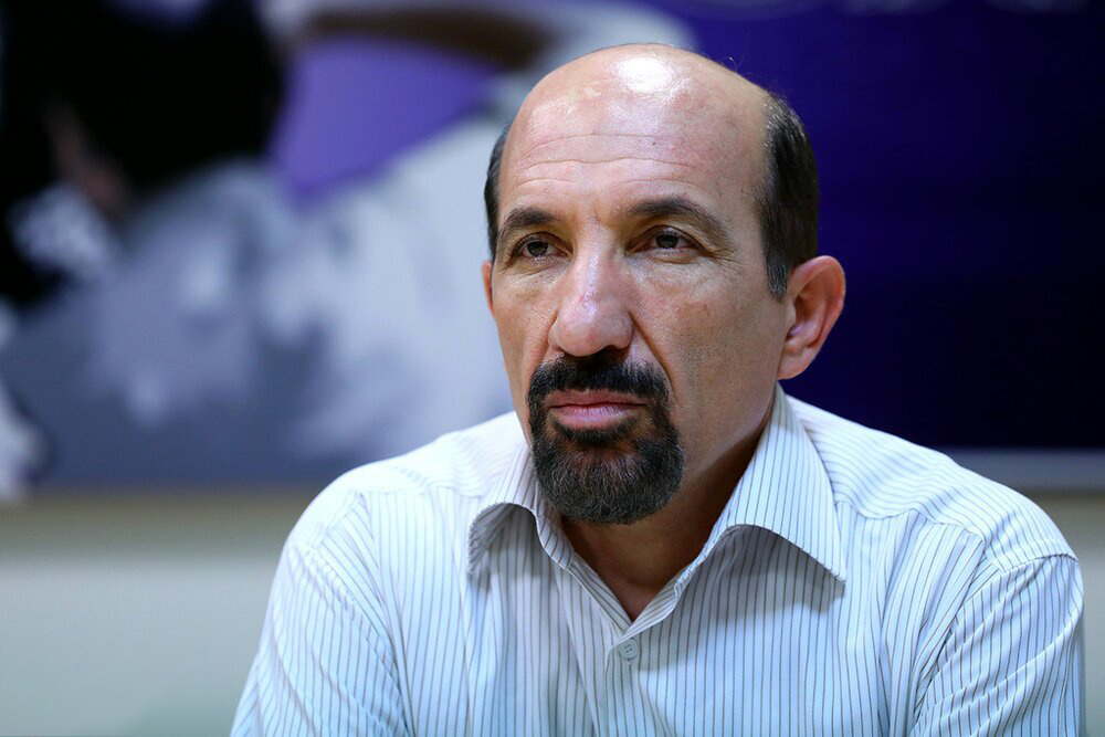 زیر سایه سنگین ایدئولوژی