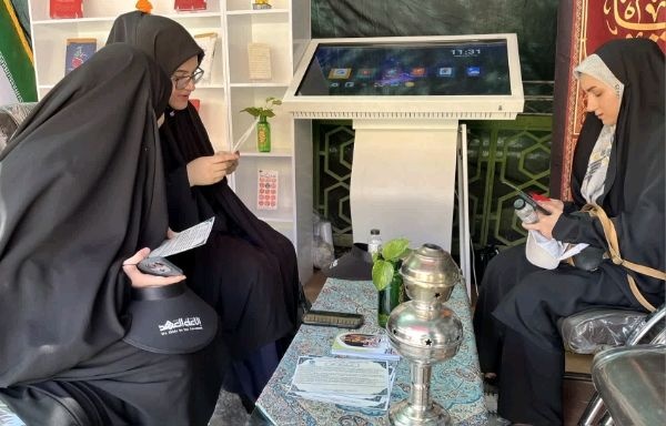 کتابچه ۴ زبانه در مرز تمرچین در اختیار زائران حسینی قرار می‌گیرد