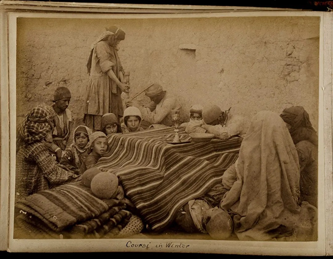 خانواده‌ای دور کرسی در ایران، حدود ۱۸۹۵-۱۹۰۰