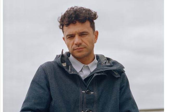 با شعر تناقض‌های هویتی‌ام را زنده نگه می‌دارم!