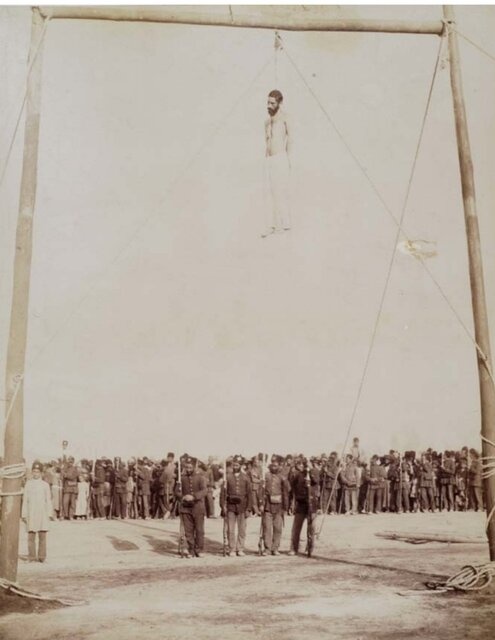 این چوبه دار را به یادگار نگه دارید