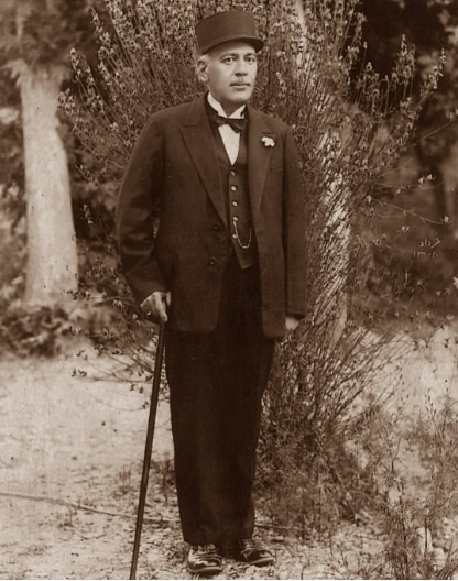 این چوبه دار را به یادگار نگه دارید