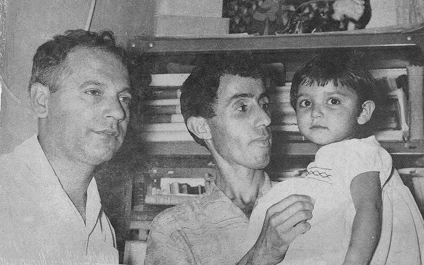 سهراب سپهری در لحظه‌ای صمیمی با کودکِ منوچهر شیبانی