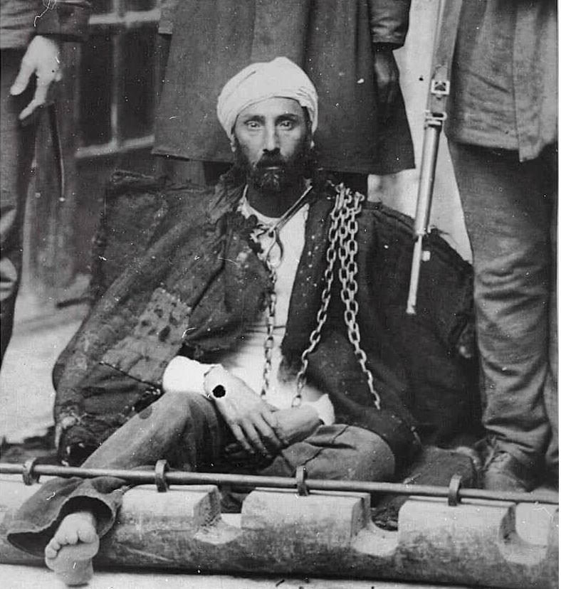 این چوبه دار را به یادگار نگه دارید