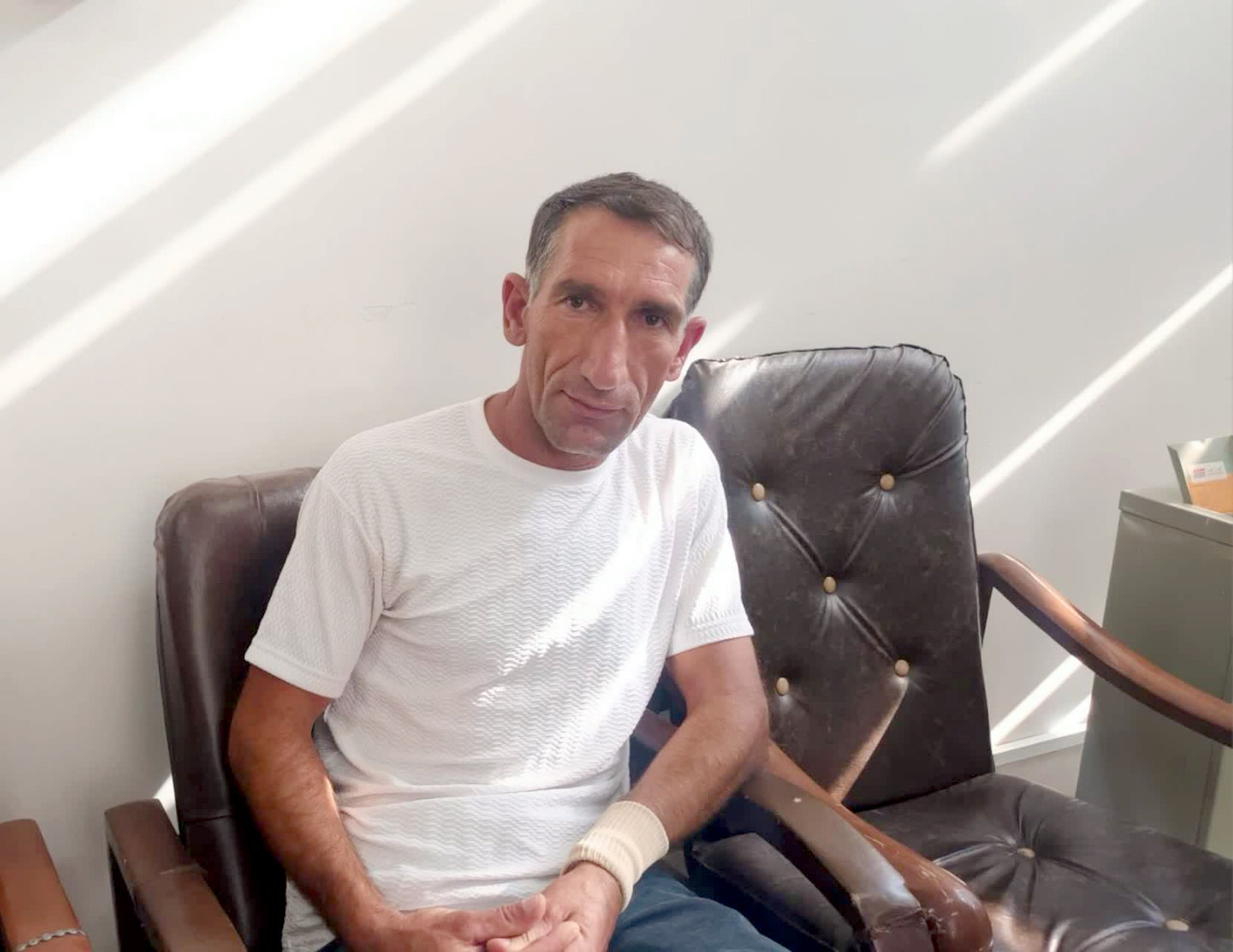 مردی با دیوان حافظ در حافظه