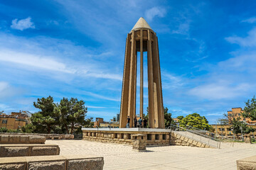 آرامگاه بوعلی؛ نمادین‌ترین بنای معماری مدرن ایران/ ستون‌های بنا چه معنایی دارند؟