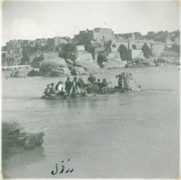 تصویری از دزفول و بلم‌سواری در رودخانه دز