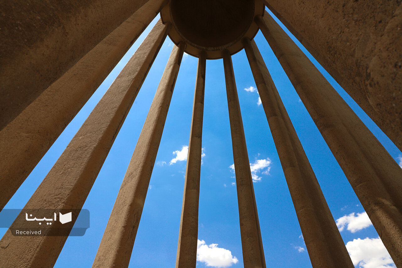 آرامگاه بوعلی؛ نمادینترین بنای معماری مدرن ایران/ ستونهای بنا چه معنایی دارند؟