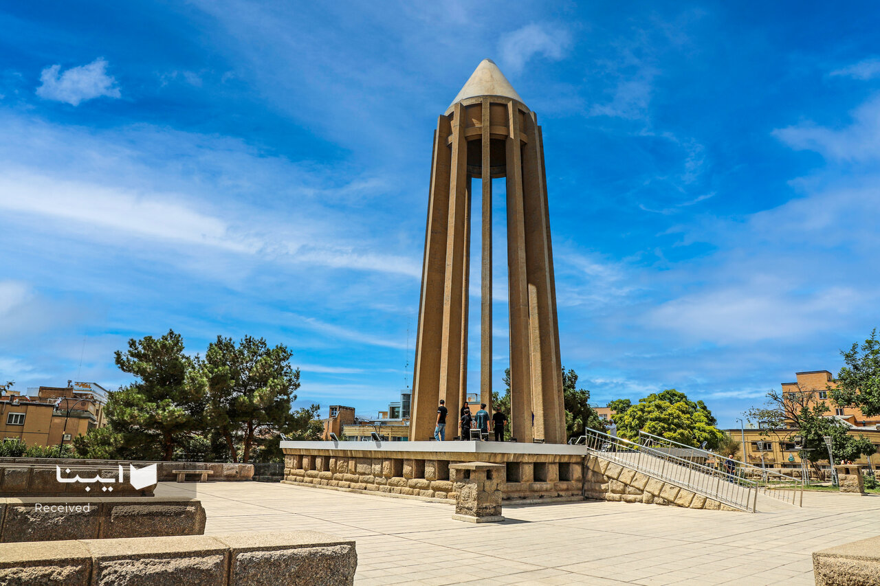 آرامگاه بوعلی؛ نمادین‌ترین بنای معماری مدرن ایران/ ستون‌های بنا چه معنایی دارند؟