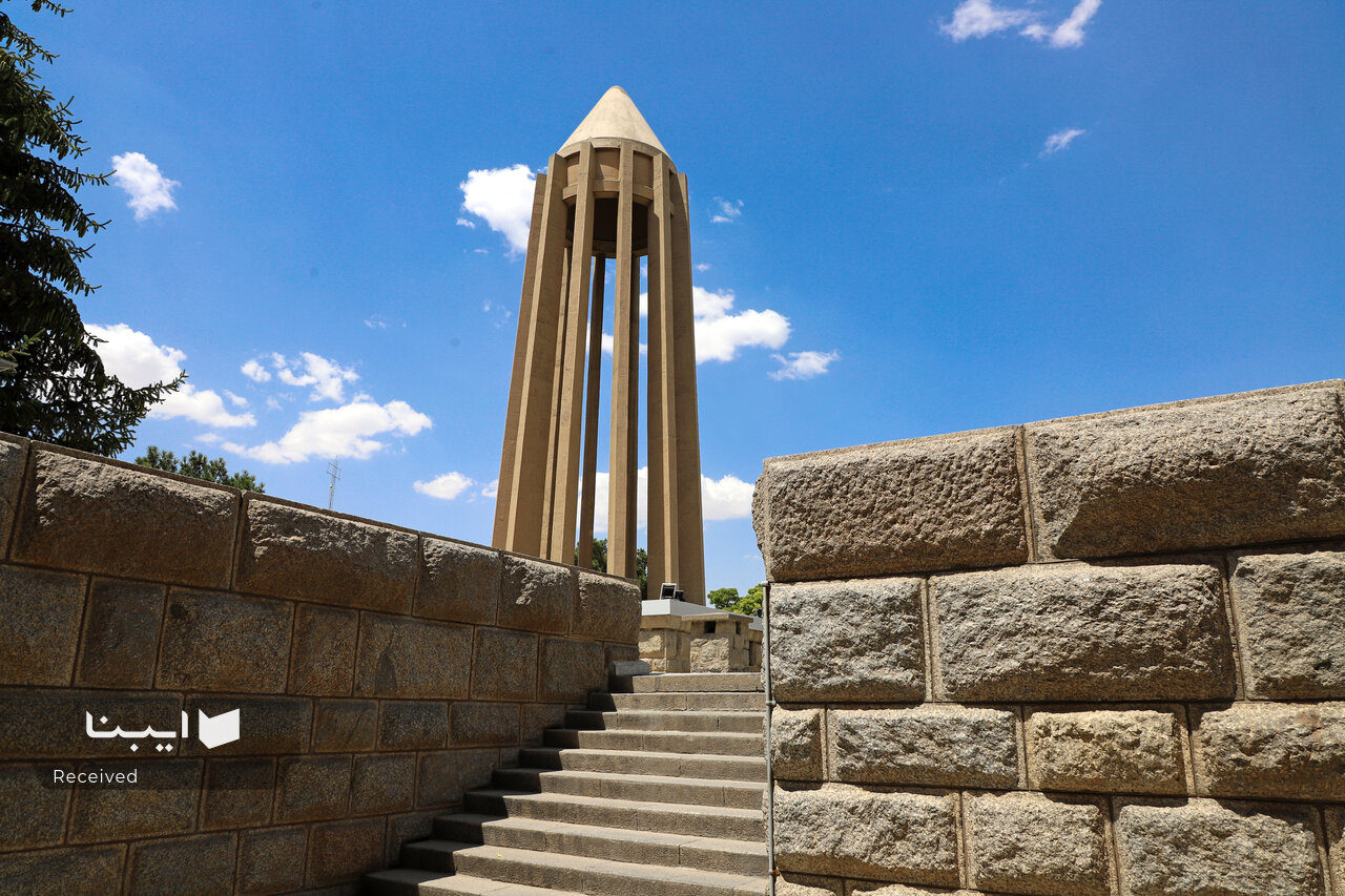 آرامگاه بوعلی؛ نمادینترین بنای معماری مدرن ایران/ ستونهای بنا چه معنایی دارند؟