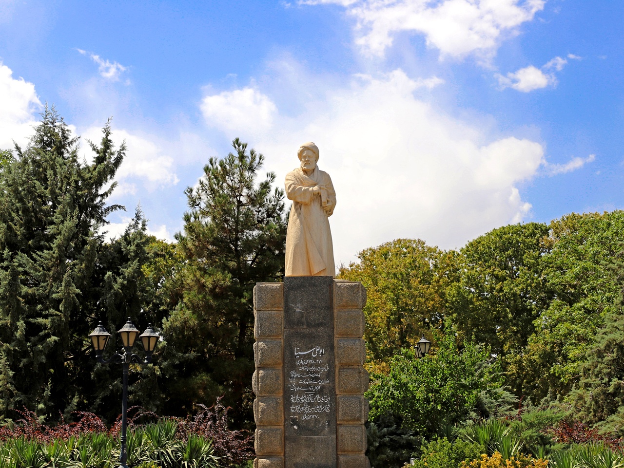 ادای احترام به مقام شامخ حکیم هزاره‌ها در روز همدان