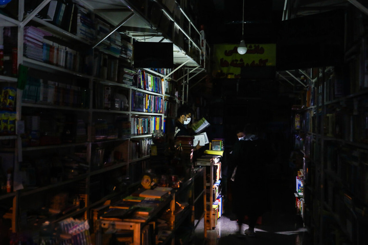 کتابفروشی‌های شیراز در تاریکی چه می‌کنند؟/ کتاب و هنر در بی‌برقی