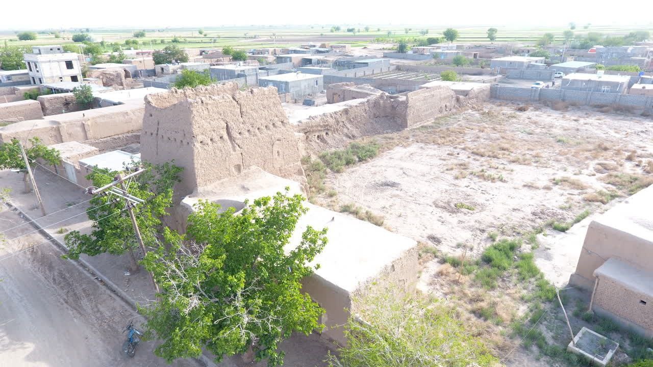 کتاب «گرتا تونبرگ» الهامبخش دختران ابویسان برای احیای کوچکترین ارگ خشتی جهان