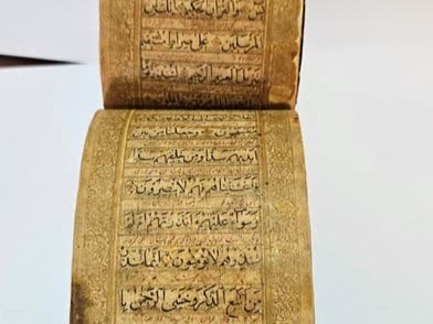 نسخه خطی ۲۲۴ ساله به مرکز اسناد همدان اهدا شد