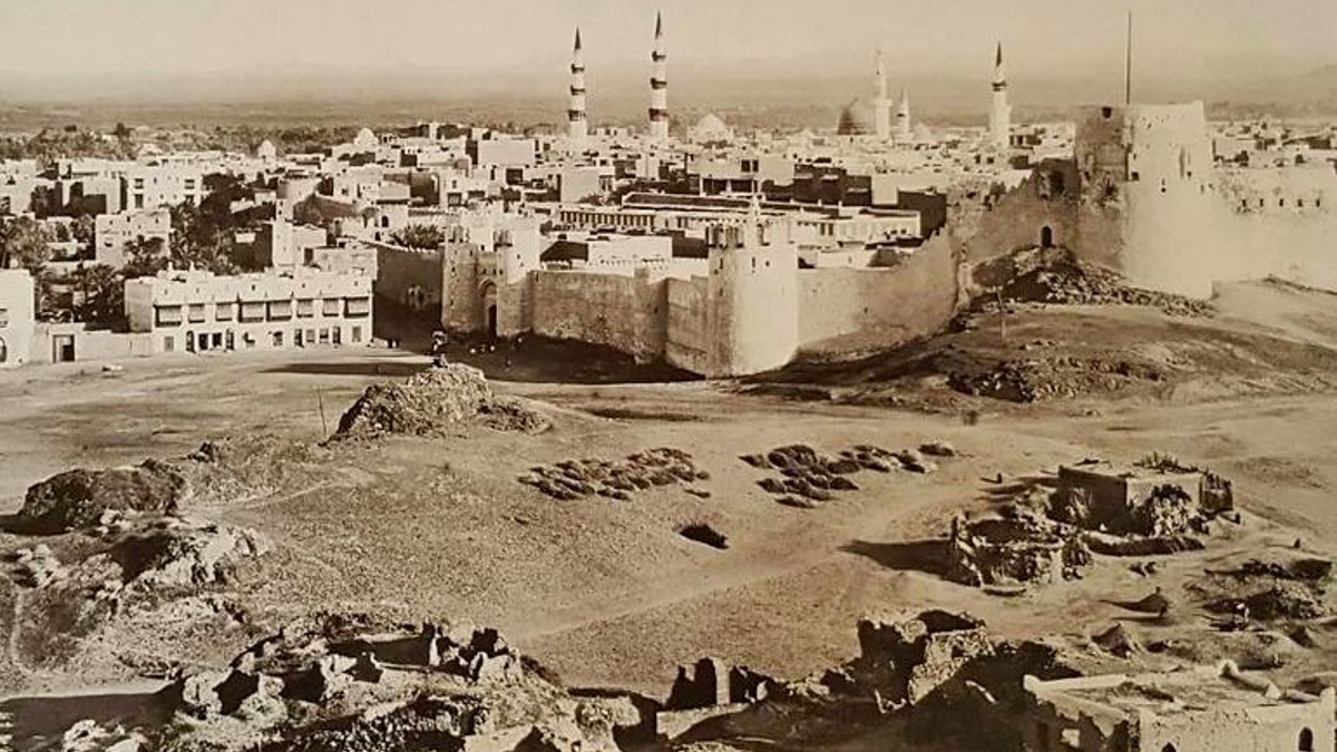 نمایی از شهر مدینه با دیوارهای دوره عثمانی در 1890