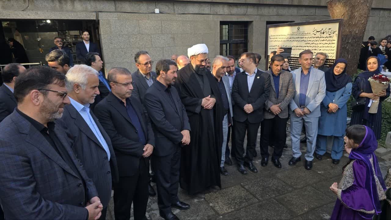 ادای احترام به مقام شامخ حکیم هزاره‌ها در روز همدان