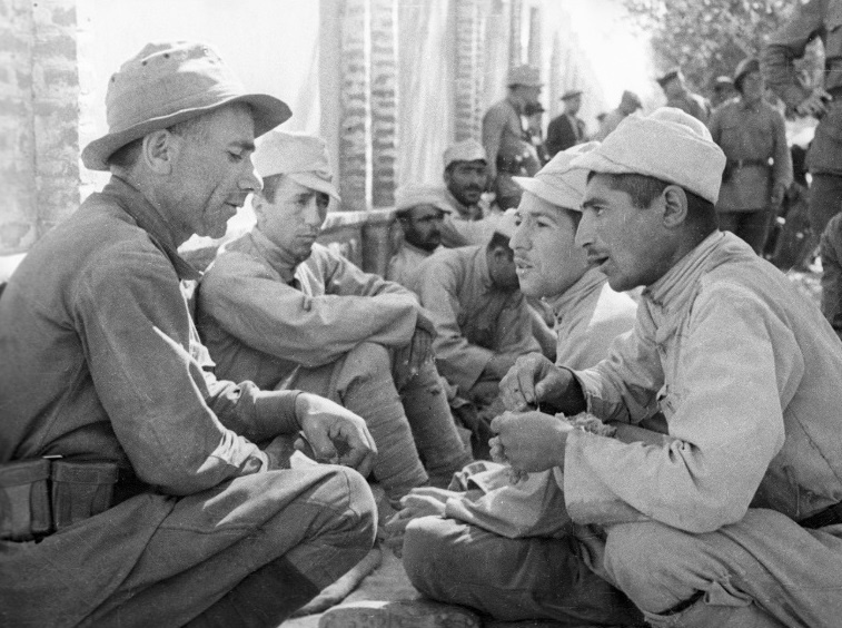 صحبت کردن سربازی از ارتش سرخ با سربازان ایرانی