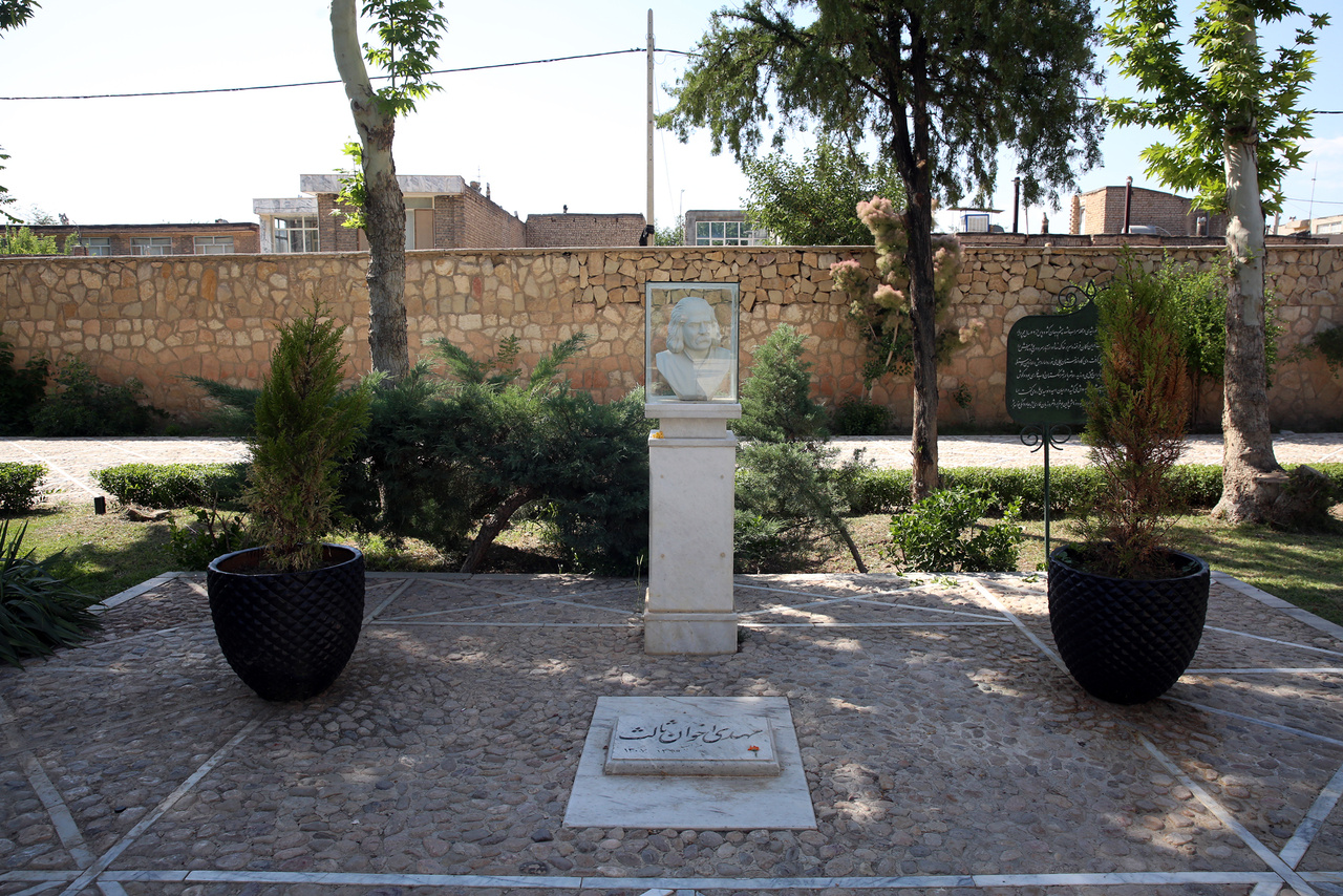 تصویری از سنگ قبر و سردیس اخوان ثالث در جوار آرامگاه فردوسی