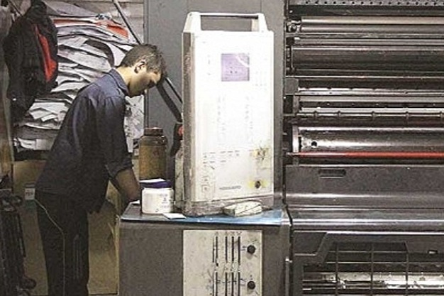 چرخ‌های صنعت چاپ روی میدان مین می‌چرخد