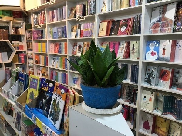 روایتی از نخستین کتابفروشی بعد از انقلاب در «ایوان»/ چراغ دانایی همچنان روشن است