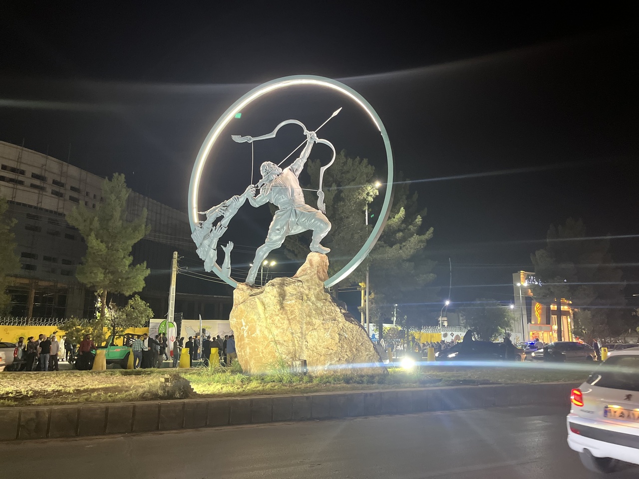 مجسمه «آرش کمانگیر» در کرمان رونمایی شد