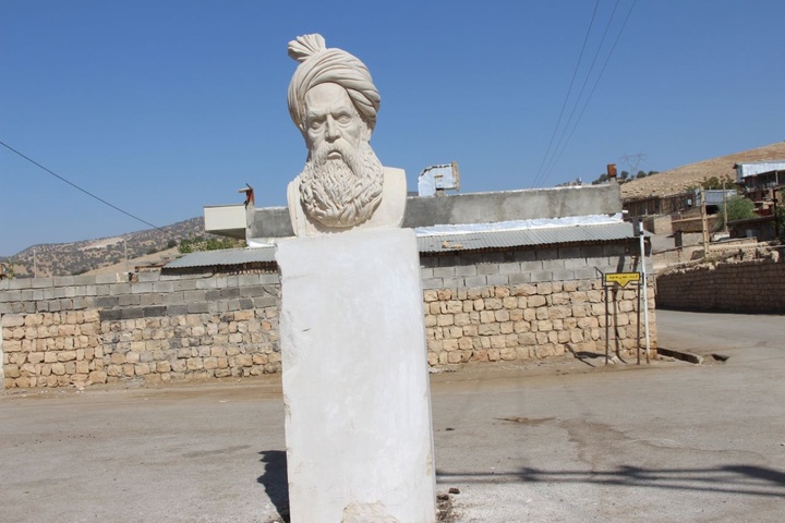 ابراز عشق به فردوسی در روستایی دورافتاده/ ساخت سردیس؛ واکنش هنرمند لُر به توهین اینستاگرامی