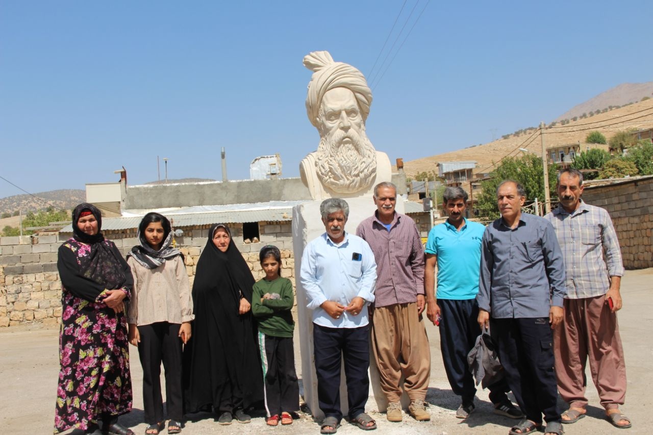 ابراز عشق به فردوسی در روستایی دورافتاده/ ساخت سردیس؛ واکنش هنرمند لُر به توهین اینستاگرامی