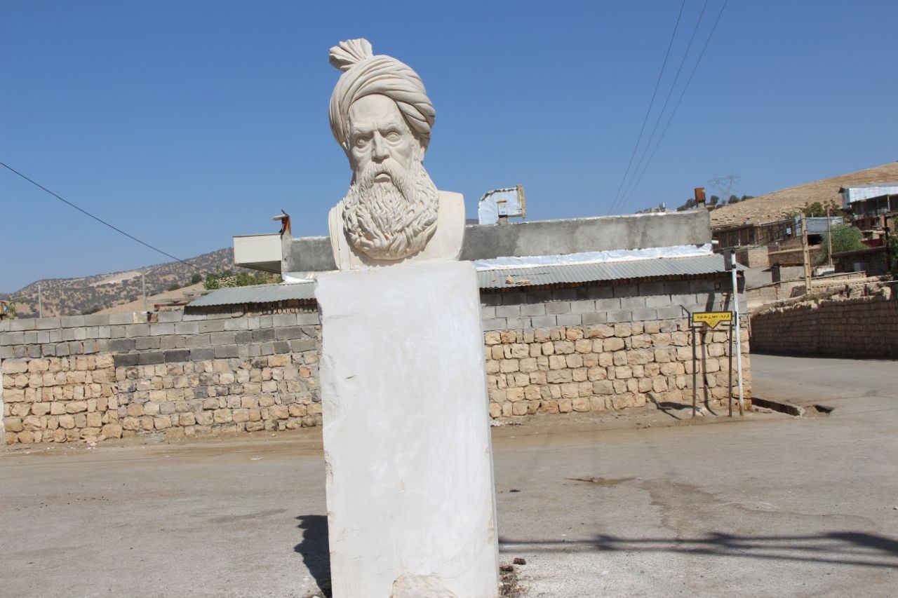 ابراز عشق به فردوسی در روستایی دورافتاده/ ساخت سردیس؛ واکنش هنرمند لُر به توهین اینستاگرامی