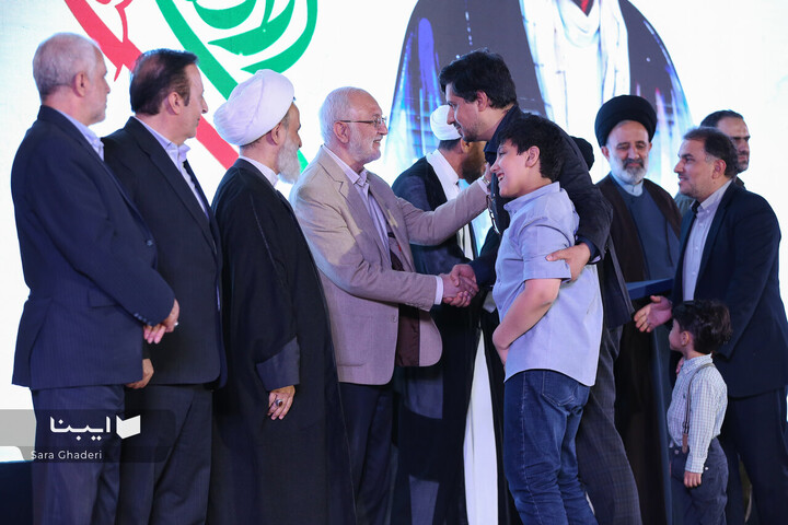 آیین رونمایی از تقریض رهبری بر کتاب «پاسیادِ پسر خاک»