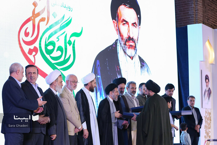 آیین رونمایی از تقریض رهبری بر کتاب «پاسیادِ پسر خاک»