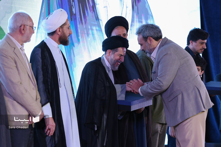 آیین رونمایی از تقریض رهبری بر کتاب «پاسیادِ پسر خاک»