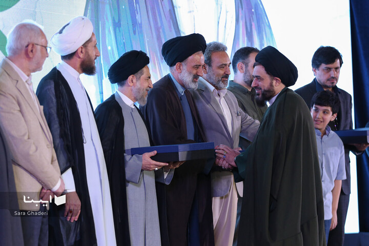 آیین رونمایی از تقریض رهبری بر کتاب «پاسیادِ پسر خاک»