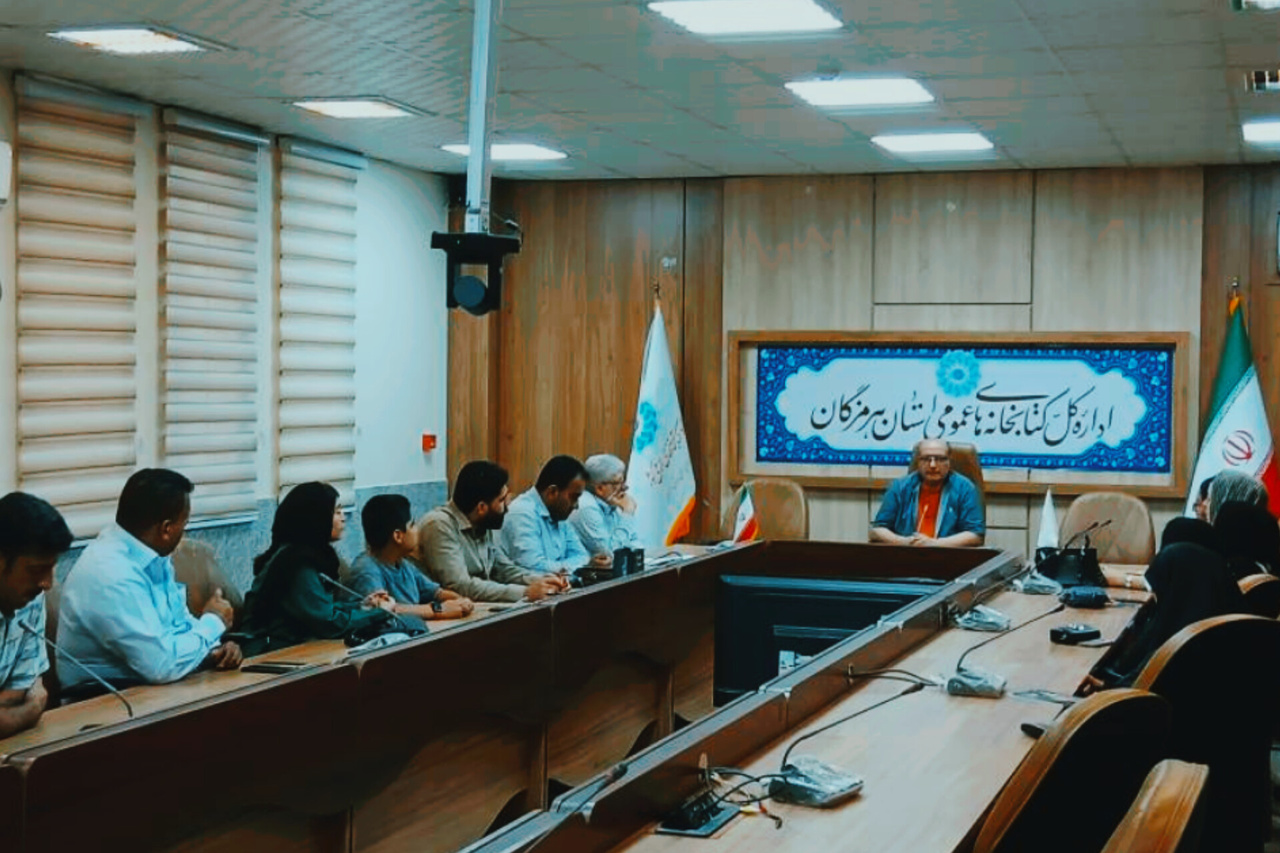 بررسی تأثیرات روان‌شناختی شعر بر روح و روان در بندرعباس