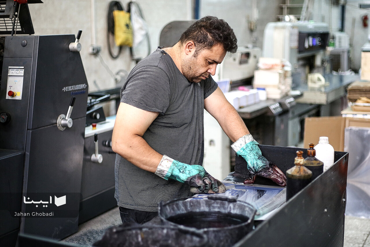 مشتریان بازار کاغذ در تب و تاب خریدن یا نخریدن