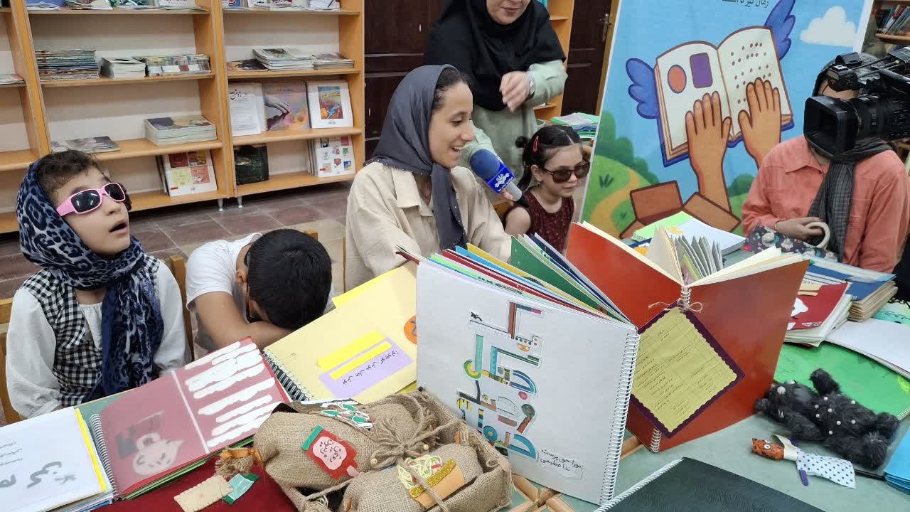 نمایشگاه کتاب‌های حسی و لمسی در گنبدکاووس/ سفر کتاب‌ها برای کودکان  با شرایط خاص ادامه دارد