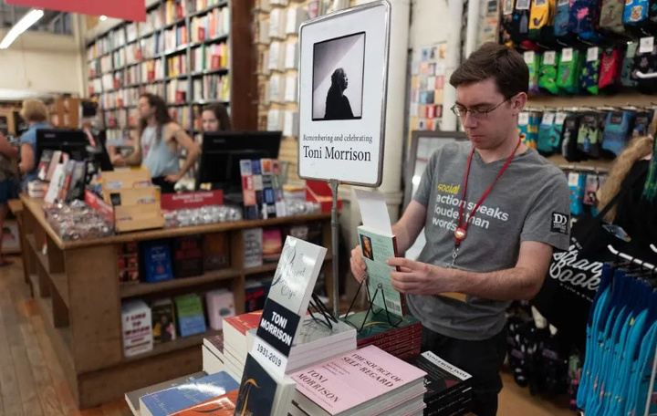 کوچ نویسندگان از غول‌های نشر به انتشارات مستقل