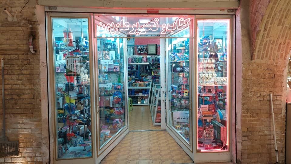 «علویون» کتابفروشی ۸۰ ساله‌ای در قلب زنجان/ پاتوق انقلابیون همچنان استوار ایستاده است