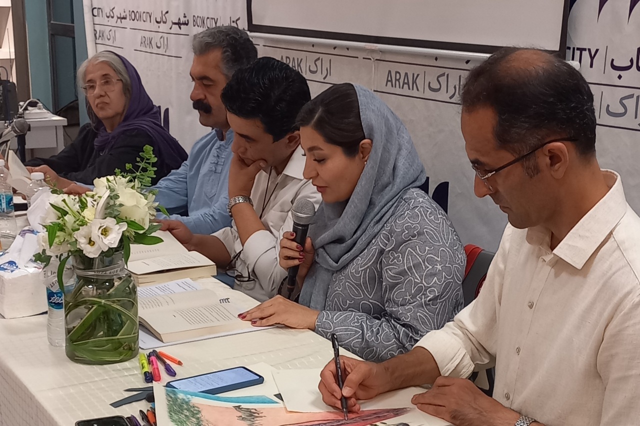 نشست نقد و بررسی مجموعه داستان «خاموشان» در شهر کتاب اراک برگزار شد