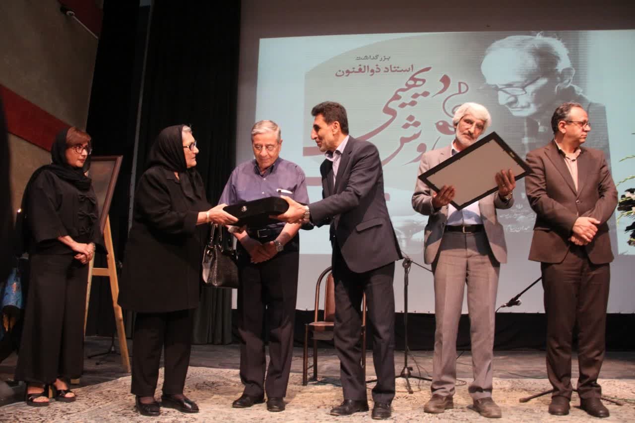 سیاوش دیهیمی از پیشگامان شعر و ادبیات در همدان بود