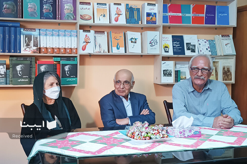 بیشتر آثارم را در طبقهی بالای این خانه نوشتهام