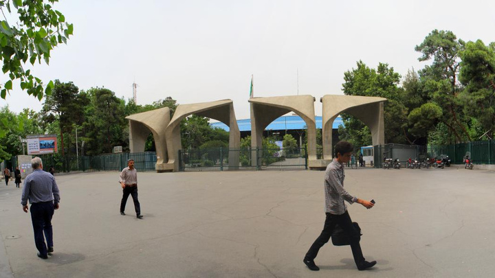 بیگانه از خویش