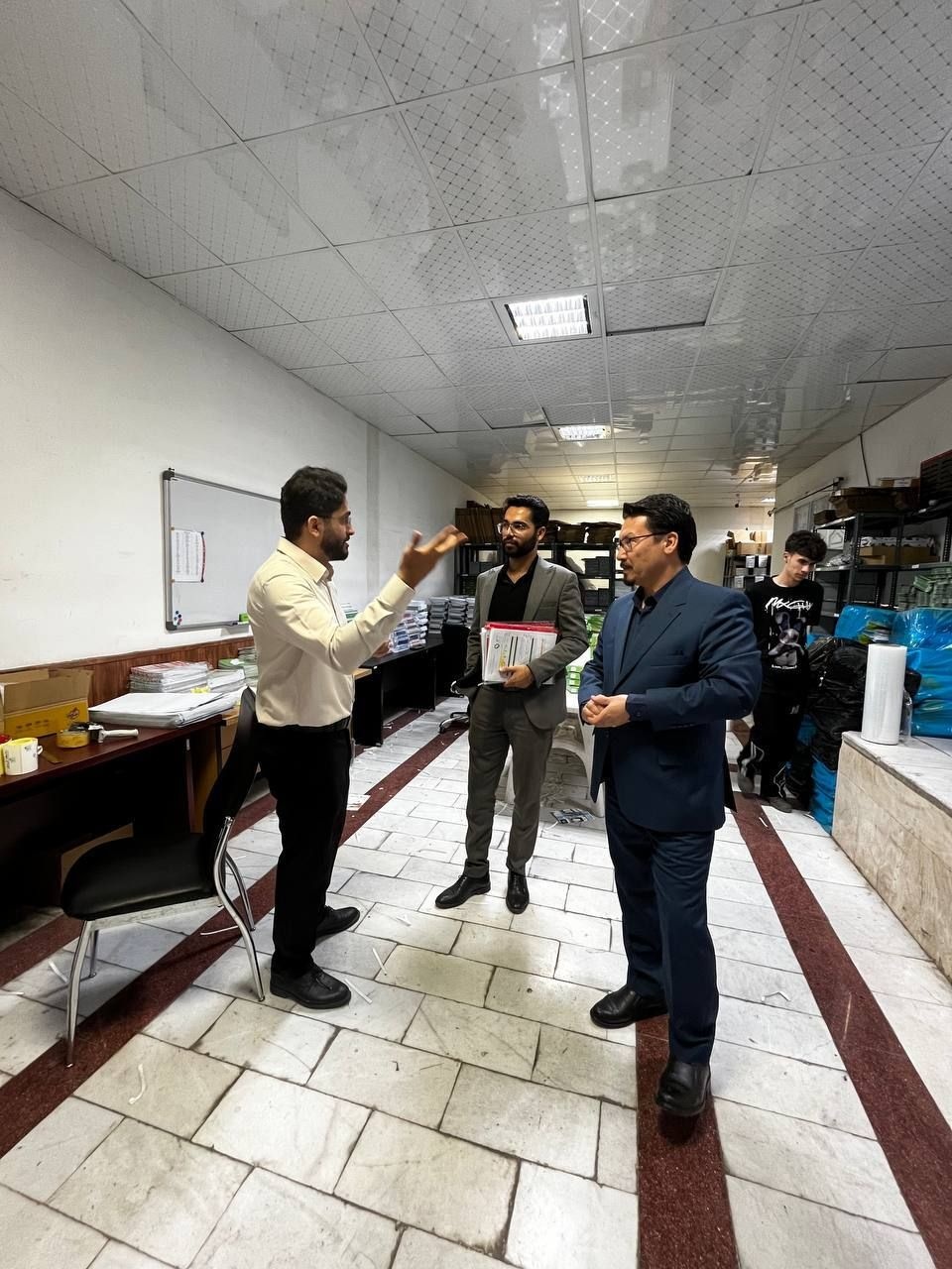 بازدید معاون توسعه و نظارت اداره کل مدارس و مراکز غیردولتی آموزش و پرورش از مجموعه آزمون خیلی سبز